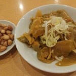 鳳琴樓 - ザーサイとお通しのピーナッツ（無料）