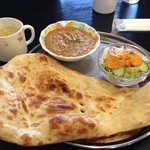 タンドーリ - Aセットのダルカレー。ナンが香ばしくやけています。