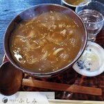 手打ちそば ふしみ - カレーうどん1100円(税込)を田舎そばで注文(カレーうどんは田舎蕎麦なら変更可)。
            湯気モクモク超激熱！寒い日にこれは最高の御馳走ですね♪
            田舎そばはかなりの太さ！！冷たいのでも食してみたいです。