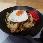 サ飯食堂 - 大麦三元豚バラを使った濃厚ソース焼きそば　680円税込