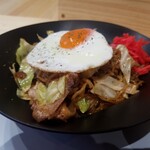 サ飯食堂 - 大麦三元豚バラを使った濃厚ソース焼きそば　680円税込