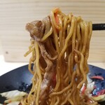 サ飯食堂 - 大麦三元豚バラを使った濃厚ソース焼きそば　680円税込