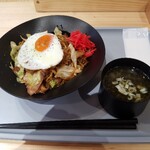 サ飯食堂 - 大麦三元豚バラを使った濃厚ソース焼きそば　680円税込