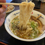 Shinaki - 低加水中細麺はスープ吸いやすく、縮れでスープの持ち上げ抑えるスタイル。時間勝負の伸びやすい麺なので猫舌の方には不向きかな？