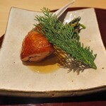 おみ乃 - 慈姑を詰めて揚げた手羽先 + ほうれん草の胡麻和え