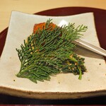 おみ乃 - 慈姑を詰めて揚げた手羽先 + ほうれん草の胡麻和え