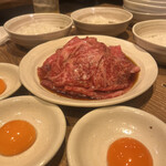 炭火焼肉ホルモン うしごろ - とろけるロース2200円