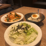 炭火焼肉ホルモン うしごろ 中目黒店 - ごま塩昆布キャベツ440円