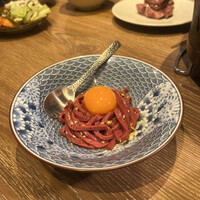 炭火焼肉ホルモン うしごろ 中目黒店 - 極上月見ハツユッケ