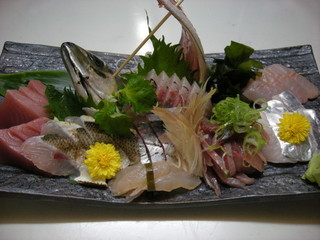Robatayaki Asai - 珠洲の新鮮な魚介を盛り合わせた刺身（写真は三人前）