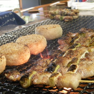 ろばた焼 あさ井 - 料理写真:焼き台で豪快に焼く、焼き鳥や焼きおにぎり