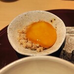 おみ乃 - 鶏そぼろと卵黄醤油漬け