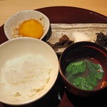 おみ乃 - 土鍋ご飯 + 肉味噌 + 漬物 + 昆布の佃煮 + 鶏そぼろと卵黄醤油漬け + スープ