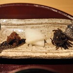 おみ乃 - 肉味噌 + 漬物 + 昆布の佃煮