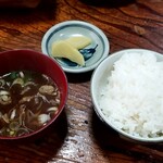 焼肉 初栄 - スープ、タクアン、ご飯