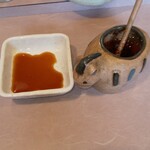 春木屋 - 餃子用の自家製のタレとラー油(R4.12.24撮影)