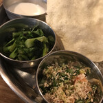Sekai Atomishokudou - ライタ　かき菜のスパイス炒め　三つ葉のココナッツ煮　byまみこまみこ