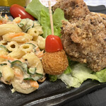 わ楽 - マカロニサラダ　赤い帽子はクリームコロッケ