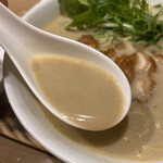 ラーメン仮面55 - 少しとろみのあるスープはグリーンカレーの香り