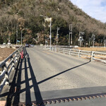 ピザキング - 橋の進行方向　※歩道が無いので、車道を歩く、それは恐怖でしかない