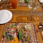 オステリア プロフーモ - 上左から 生ハムとパルミジャーノレッジャーノのサラダ、ズワイ蟹とアボカド和え、キャロットラペ、レンズ豆の付け合わせ