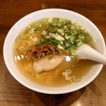 マルヤ飯店 - ○ラーメン
あっさりとしたお上品な味わいな鶏ガラ醤油のラーメン。
割といろんな旨味がシッカリとしていて良い感じ。