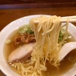 Maruya Hanten - 麺は中細麺で若干柔らかめな食感。
                        
                        チャーシューは煮豚なんだけど
                        中央はほぼ豚肉のまんまの味わいと食感。
                        
                        多少肉の癖を感じる味わい。
                        
                        メンマは多少甘みを感じる。