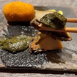 丸新 - 蒸し鮑と鮑の肝ソースとともに