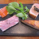 GORI 西麻布 - 前菜（サーモンヨーグルトソース・自家製ハム・雛鳥のガランティーヌ・キッシュ・ルッコラ添え）