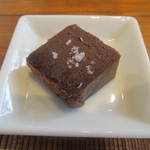 GORI 西麻布 - プチデザート（チョコケーキ塩乗せ）