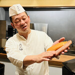 おが和 - ◎自家製の半生カラスミを見せてくれる大将。