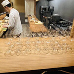 おが和 - ◎今夜は貸し切り。シャンパン、ワイングラスが勢揃い。