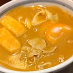 若鯱家 - 熱々のカレーうどん➰揚げ、蒲鉾、葱、豚肉入ってまーす