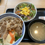 Yoshinoya - ところが相方の「牛すき丼」を見てびっくり(@_@)