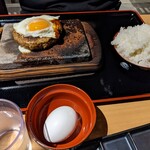 ワンダーステーキ - 兄ぃが頼んだ、月見ハンバーグセット(税込880円)