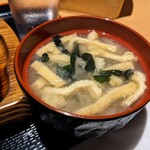 ワンダーステーキ - ワカメと油揚げのお味噌汁も、おかわり自由ですよ…　　てか、油揚げ入れすぎでしょ!!(⁠^⁠^⁠)