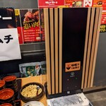 ワンダーステーキ - 先に、乾燥ワカメと油揚げを入れたら、ボタンを押すと、お味噌汁が出てきますよ
