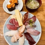 本種 - にぎり1.5人前＋味噌汁付き1500円、うに軍艦