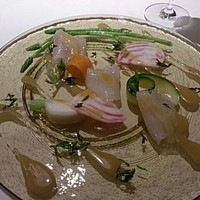 シーン - ヒラメのカルパッチョ、アスパラソバージュが魅力的