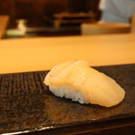 すし うおいち - 帆立(2022年12月)