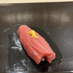 すし繁 - ランチおまかせ握り７０００円。づけ。中トロに近い部分をづけにしてあります。脂と赤身のバランスが良く、づけにすることで余分な水分も抜けて、素晴らしい味わいです（╹◡╹）（╹◡╹）