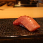 すし うおいち - 鮪中トロ(2022年12月)