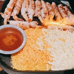 韓国料理 ホンデポチャ - エビチーズサムギョプサルを炙っているところ
