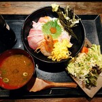 鶏魚Kitchen ゆう - 令和4年12月 ランチタイム
海鮮丼(汁物、サラダ、食後のアイスコーヒー付) 700円