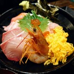 鶏魚Kitchen ゆう - 令和4年12月 ランチタイム
            海鮮丼(汁物、サラダ、食後のアイスコーヒー付) 700円