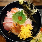 鶏魚Kitchen ゆう - 令和4年12月 ランチタイム
海鮮丼(汁物、サラダ、食後のアイスコーヒー付) 700円