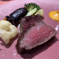 シェ フルール 横濱 - 肉料理: 黒毛和牛と横浜野菜のロースト(+1650円でフォアグラのソテーが添えられらるとのことだったが頼まなかった)