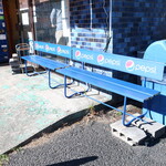 ラーメン 富士丸 - 店外のウェイティングスペース