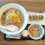 リンガーハット - 北海道コーンみそちゃんぽん麺2倍、餃子5個、半チャーハン