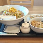 リンガーハット - 北海道コーンみそちゃんぽん麺2倍、餃子5個、半チャーハン